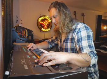 Benjamin Dehli programming a Yamaha DX7 synthesizer