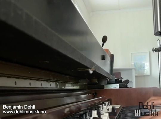 A Hammond C3 tonewheel organ being played